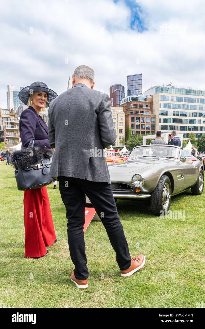 Gäste sprechen Autos auf dem London Concours 2023 in der Honourable Artillery Company Stockfoto