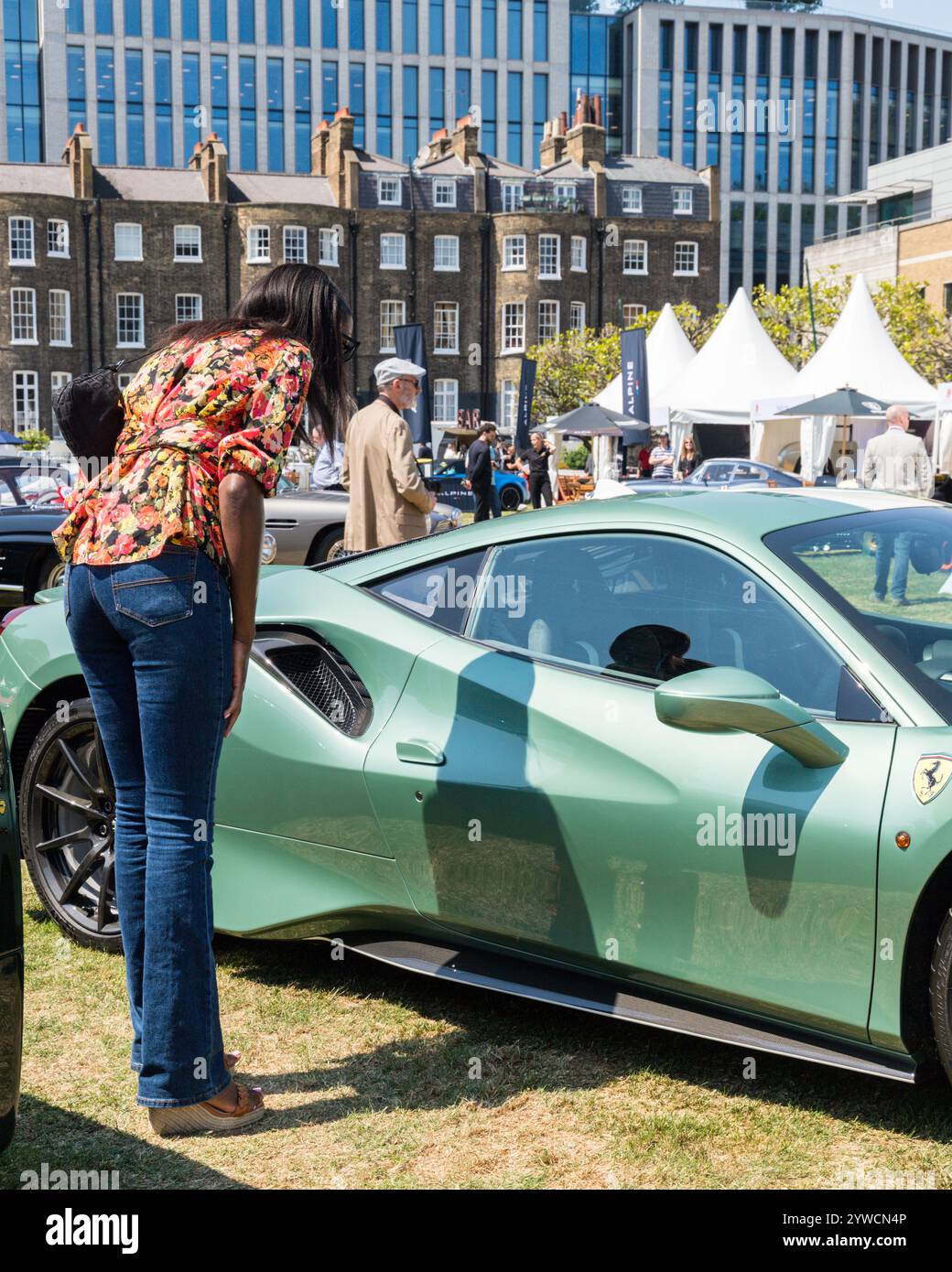 Ein Gast bewundert einen Ferrari beim London Concours 2023 in der Honourable Artillery Company Stockfoto