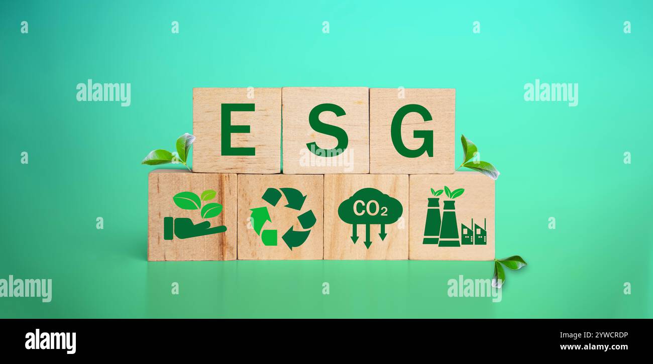 ESG-Konzept in den Bereichen Wirtschaft, Recycling, Umwelt, Wiederverwendung, Produktion, nachhaltige Entwicklung. Mit Symbolsymbol auf Holzblock Stockfoto