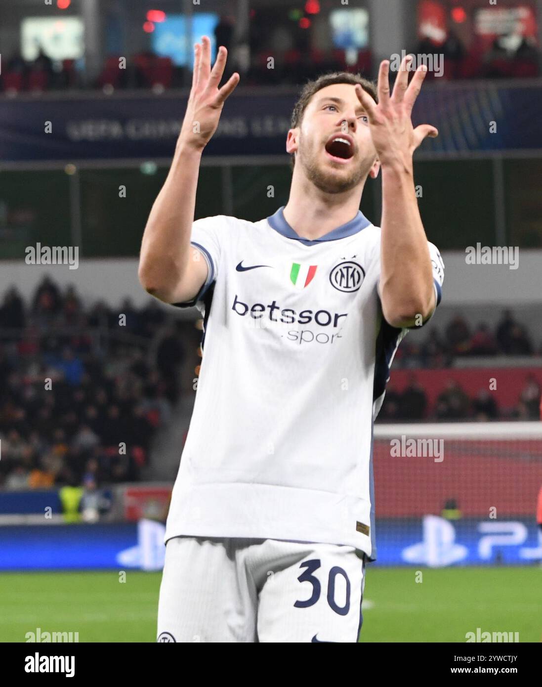 Leverkusen, Nordrhein-Westfalen, Deutschland. Dezember 2024. Inter Mailand-Mittelfeldspieler CARLOS AUGUSTO (30) spricht am 6. Spieltag der UEFA Champions League zwischen Bayer Leverkusen und Inter Mailand in der BayArena in Leverkusen am 10. Dezember 2024. (Kreditbild: © Kai Dambach/ZUMA Press Wire) NUR REDAKTIONELLE VERWENDUNG! Nicht für kommerzielle ZWECKE! Stockfoto