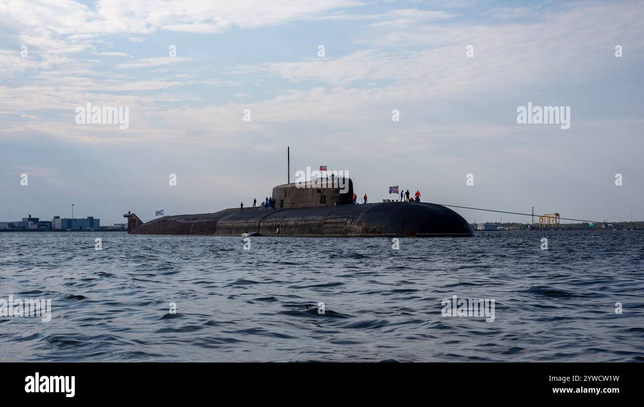 Russisches U-Boot der Oscar-II-Klasse (Projekt 949AM) mit nuklearem Antrieb, an Deck sichtbare Besatzungsmitglieder. Stockfoto