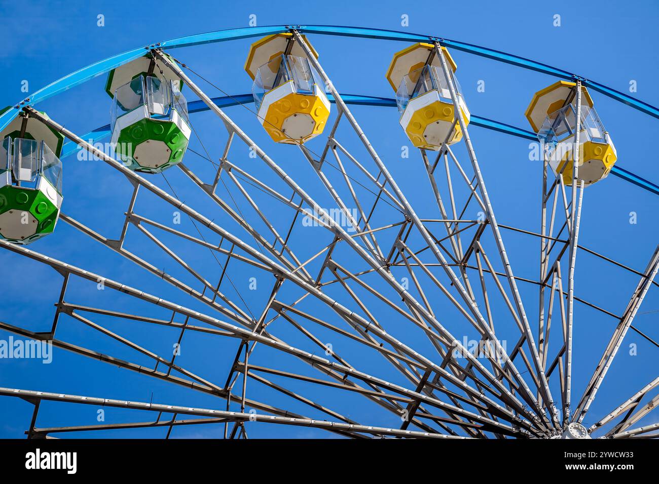 riesenrad vor blauem Himmel, sonniger Sommerfrühlingstag, Bundaberg Show Fun Fair fest Ausstellung Karneval, Fahrt in hoher Höhe Stockfoto