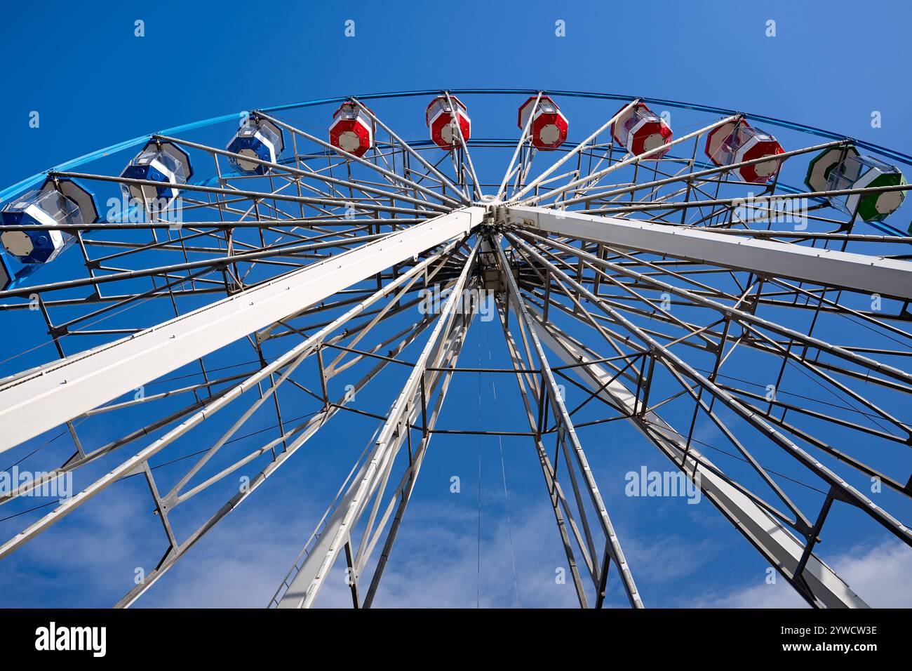 riesenrad vor blauem Himmel, sonniger Sommerfrühlingstag, Bundaberg Show Fun Fair fest Ausstellung Karneval, Fahrt in hoher Höhe Stockfoto