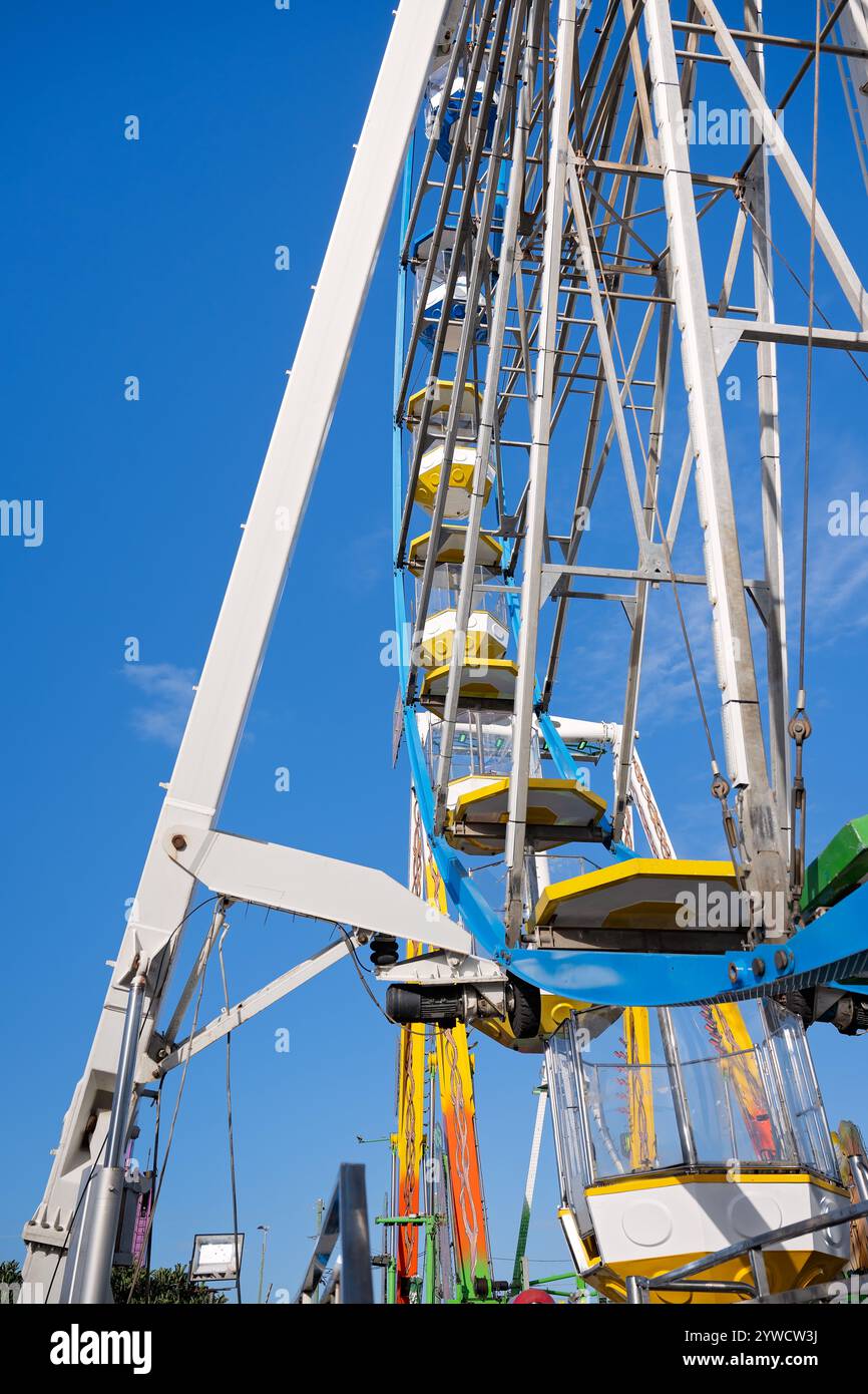 riesenrad vor blauem Himmel, sonniger Sommerfrühlingstag, Bundaberg Show Fun Fair fest Ausstellung Karneval, Fahrt in hoher Höhe Stockfoto