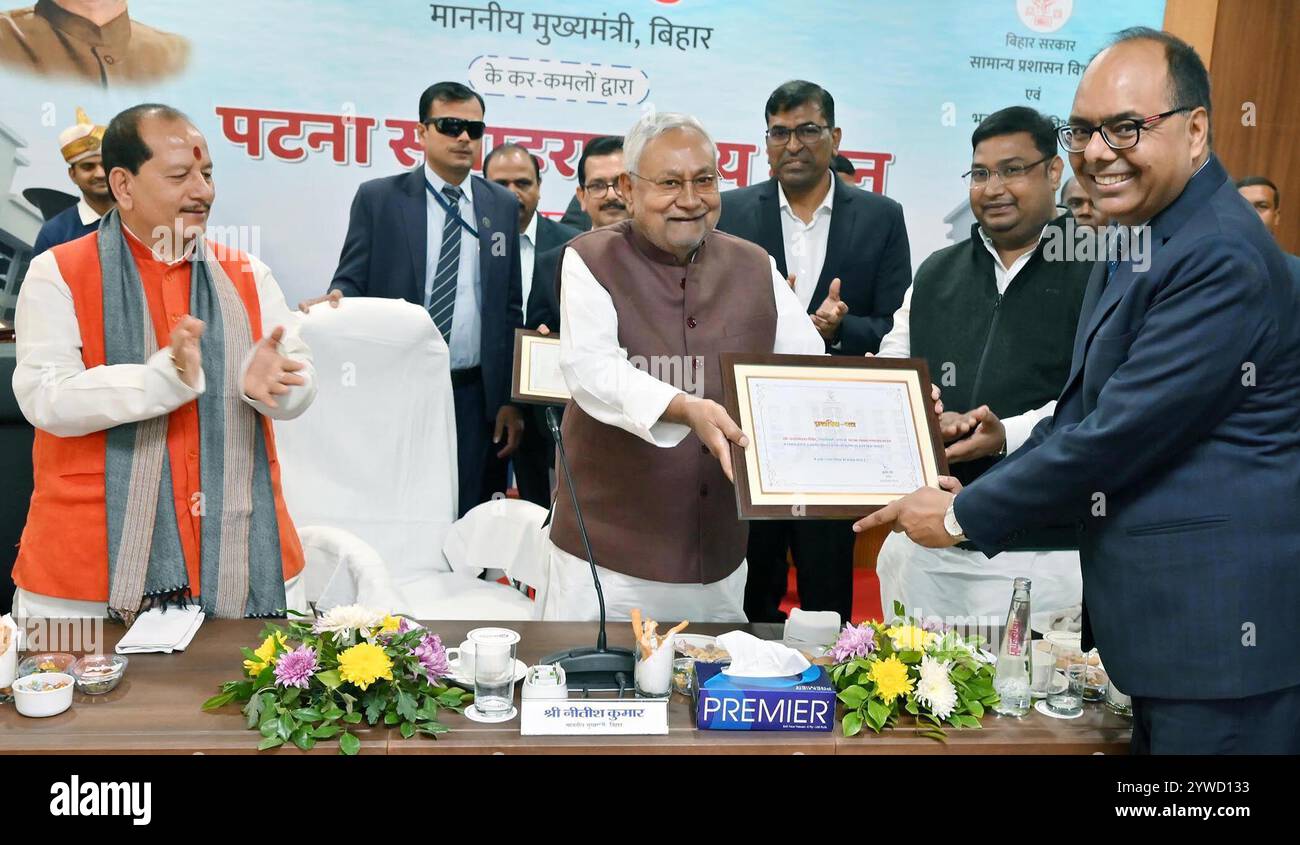 Patna, Indien. Dezember 2024. PATNA, INDIEN – 10. DEZEMBER: Bihar-Ministerpräsident Nitish Kumar und Vijay Sinha ehrt den Magistrat des Patna-Bezirks Chandrashekhar Singh, nachdem er am 10. Dezember 2024 in Patna, Indien, ein neues Patna-Kollektorgebäude eingeweiht hatte. (Foto: Santosh Kumar/Hindustan Times/SIPA USA) Credit: SIPA USA/Alamy Live News Stockfoto