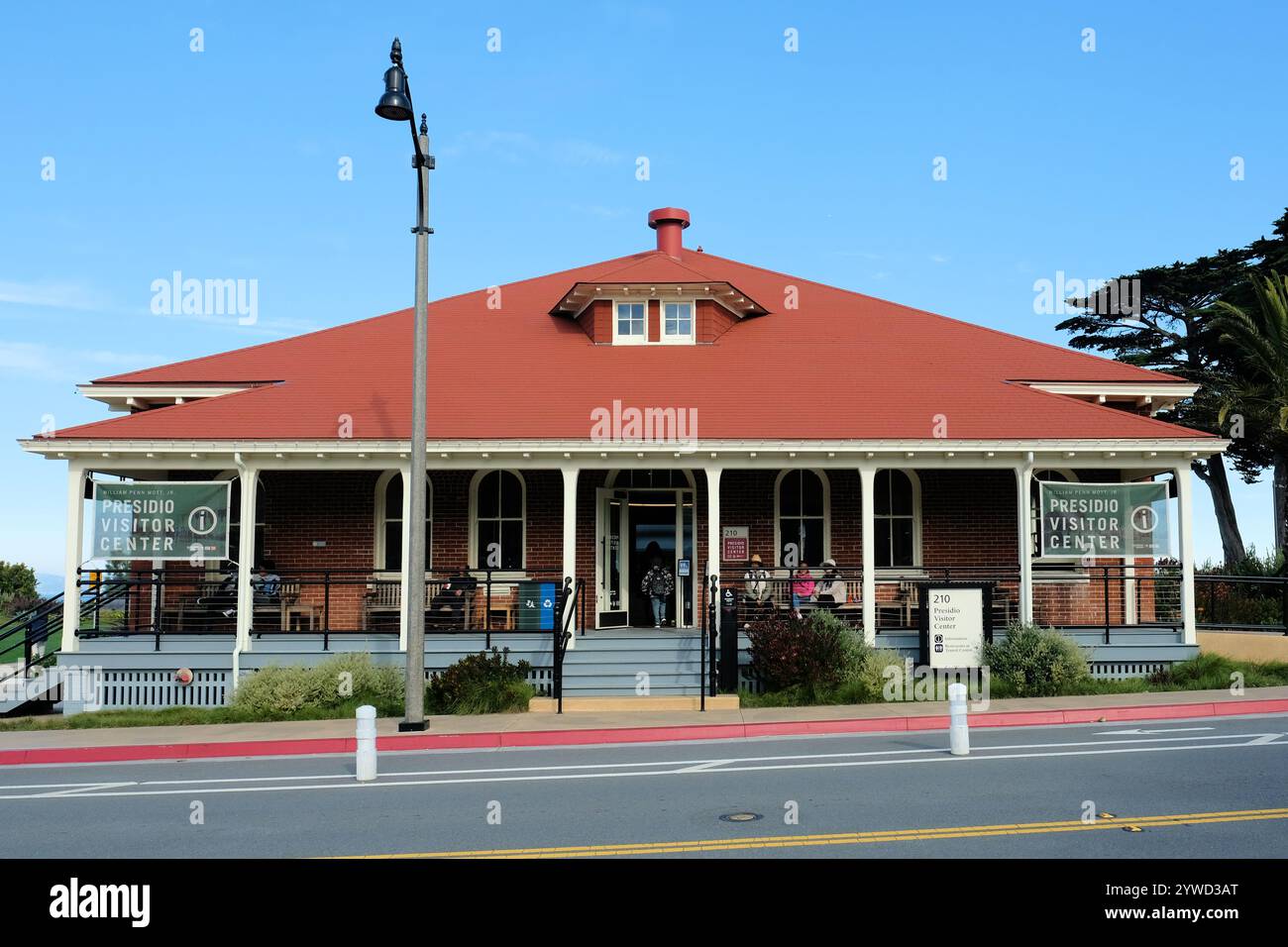 Das William Penn Mott Jr. Presidio Visitor Center im Presidio in San Francisco, Kalifornien; bietet Ausstellungen, lehrreiche Ausstellungen und ein Geschäft Stockfoto