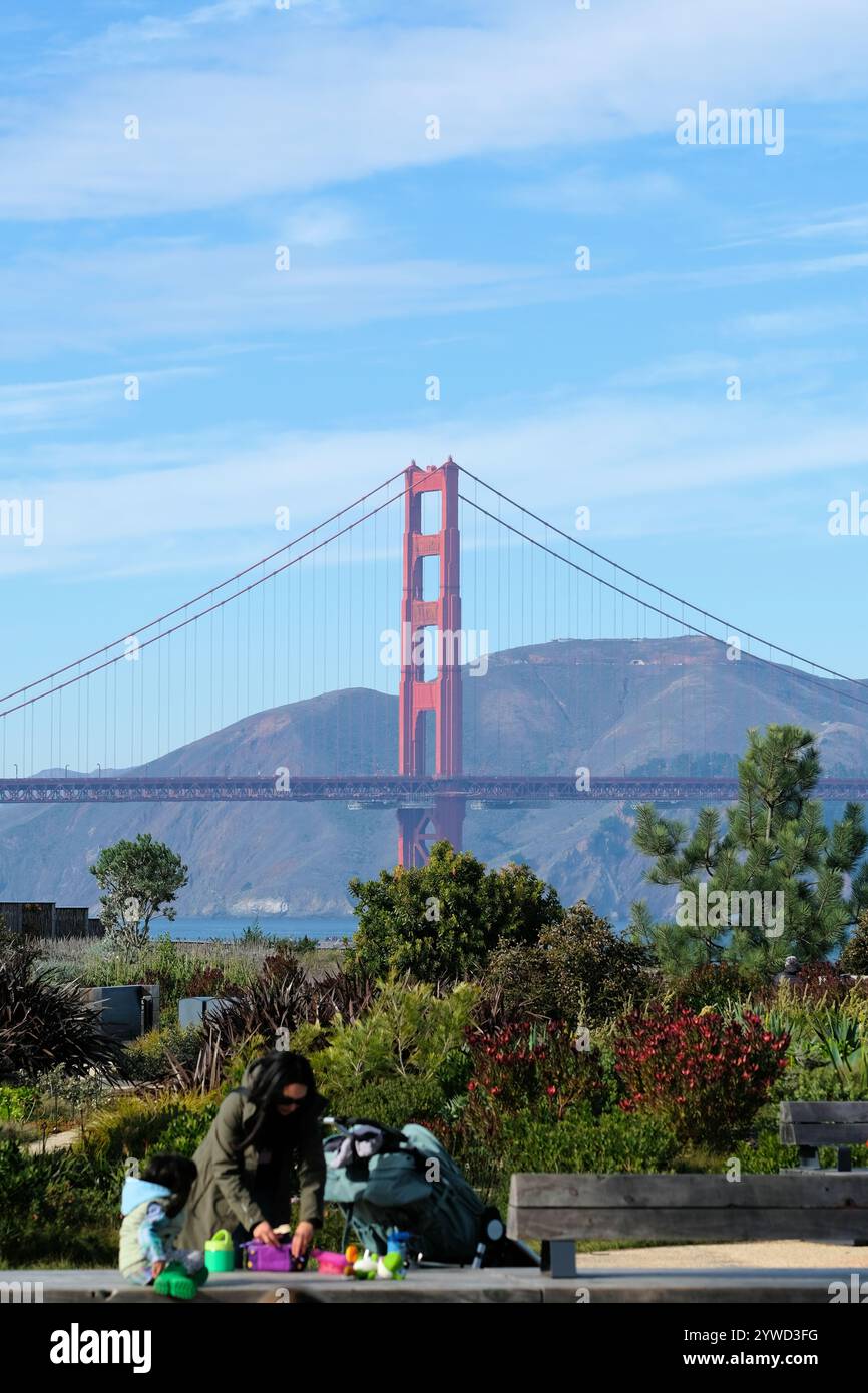 Blick auf die Golden Gate Bridge vom Tunnel Tops Outpost Spielplatz und Picknickbereich; das Presidio in San Francisco, Kalifornien; heller sonniger Tag. Stockfoto
