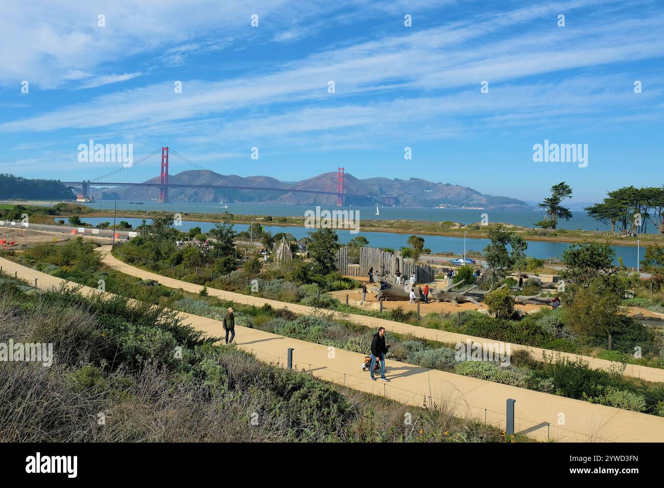 Wanderweg am Tunnel Tops Outpost Spielplatz im Presidio, San Francisco, Kalifornien; Blick auf die Golden Gate Bridge und das Erholungsgebiet. Stockfoto