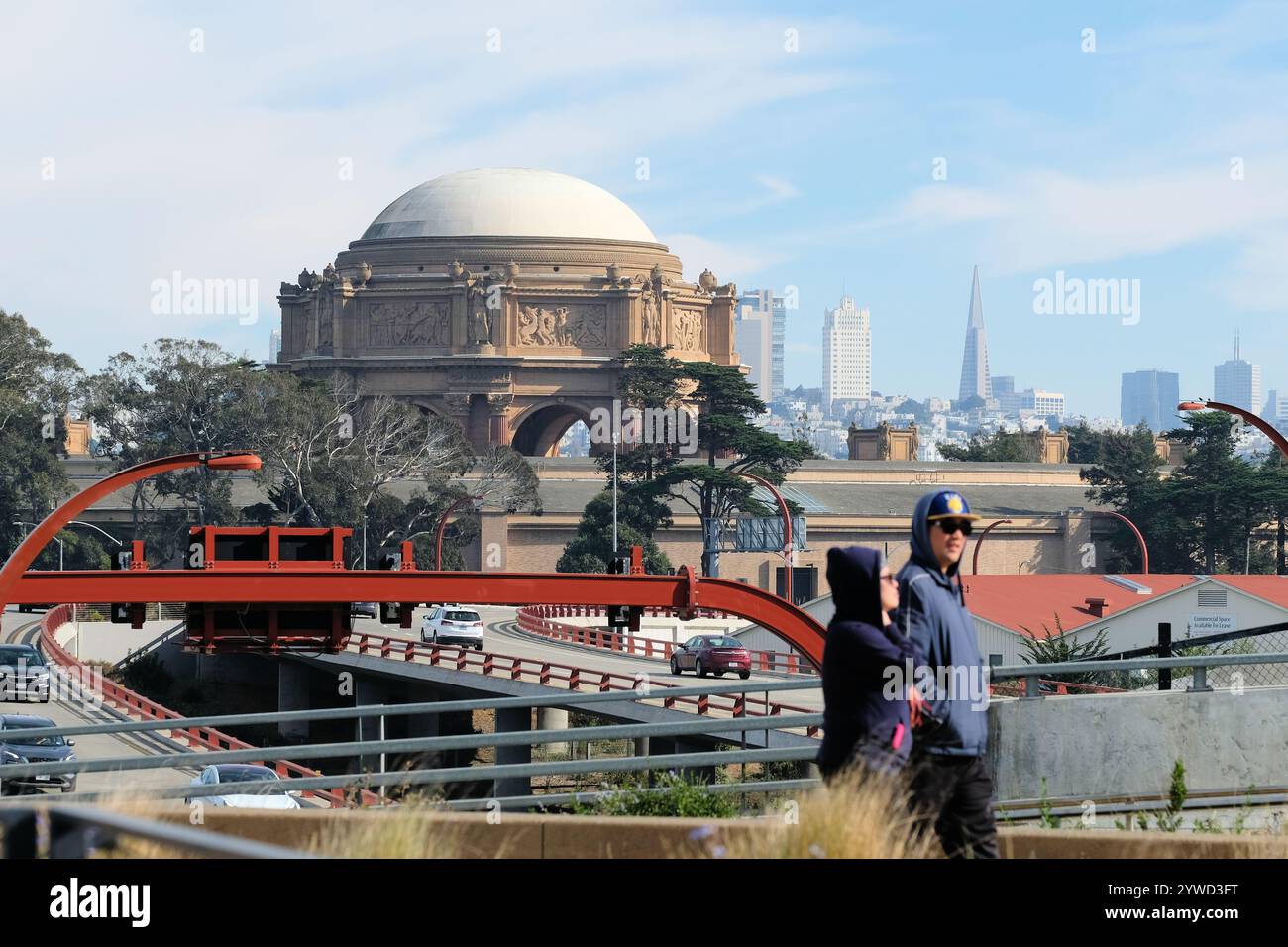 Palace of Fine Arts aus dem Tunnel Tops Park im Presidio, San Francisco, Kalifornien, mit der Skyline der Stadt im Hintergrund. Stockfoto