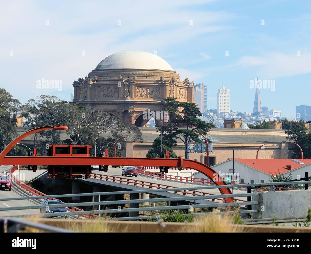 Palace of Fine Arts aus dem Tunnel Tops Park im Presidio, San Francisco, Kalifornien, mit der Skyline der Stadt im Hintergrund. Stockfoto