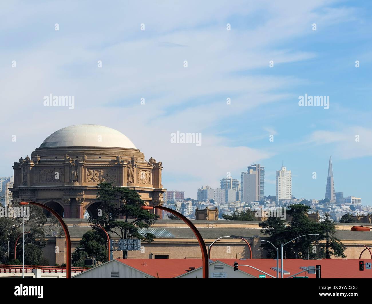 Palace of Fine Arts aus dem Tunnel Tops Park im Presidio, San Francisco, Kalifornien, mit der Skyline der Stadt im Hintergrund. Stockfoto