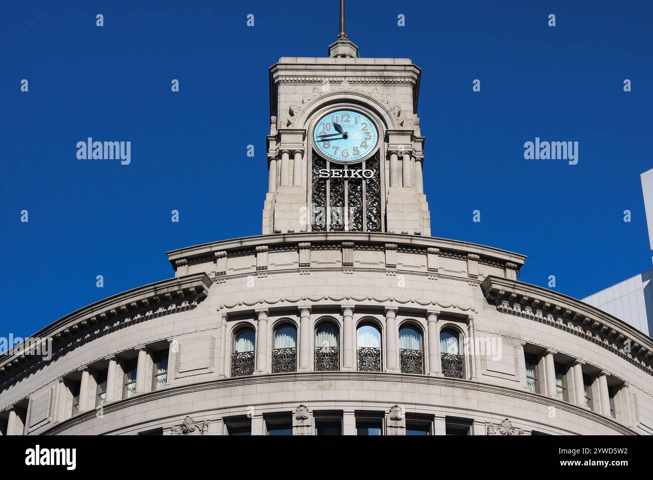 TOKIO, JAPAN - 3. Dezember 2024: Ginza-Uhrenturm im Zentrum von Tokio. Stockfoto