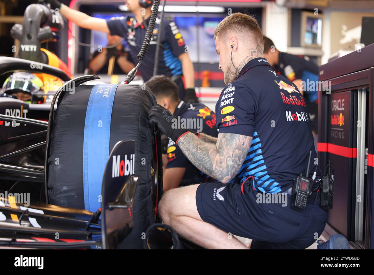 Red Bull Mechaniker, Pitlane, Post Season Testing, ARE, Formel 1 Weltmeisterschaft, Abu Dhabi Grand Prix, Yas Marina Circuit, 10.12.2024 Foto: Eibner-Pressefoto/Annika Graf Stockfoto