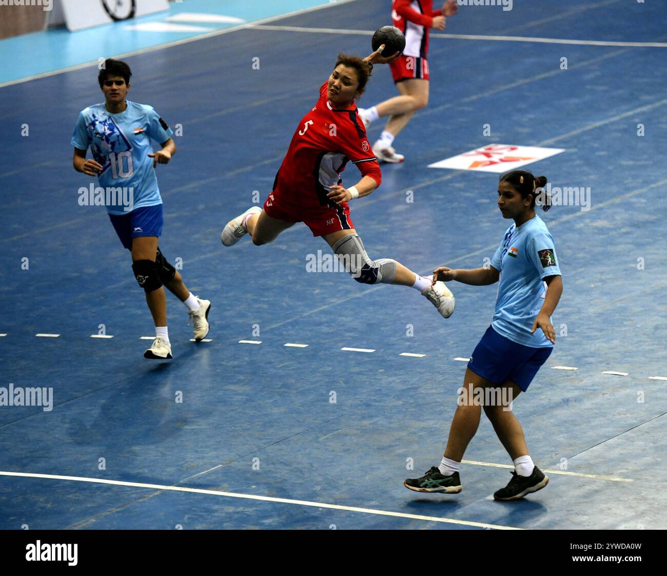 Neu-Delhi, Indien. Dezember 2024. Wang Jiayi (C) aus China wirft den Ball während des Spiels zwischen China und Indien bei der Asiatischen Handball-Meisterschaft der Frauen in Neu-Delhi, Indien, am 10. Dezember 2024. Quelle: Str/Xinhua/Alamy Live News Stockfoto