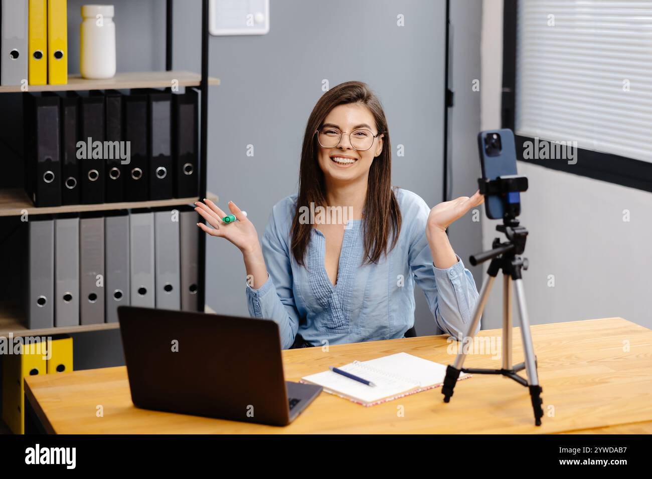 Videokonferenz Und Schulung. Klasse verschiedener Schüler, die per Fernzugriff online über die Web-App lernen. Lehrerin, die Unterricht mit Laptop, Aufnahme gibt Stockfoto