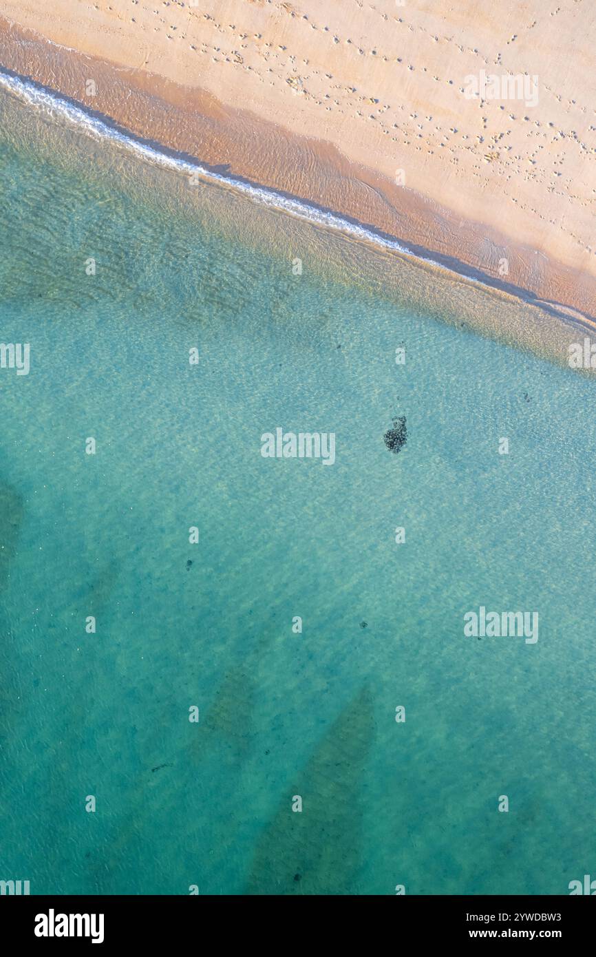 Türkisfarbenes und transparentes Wasser des Meeres am Ufer eines Strandes in Rias Baixas, Galicien. Spanien. Draufsicht der Drohne Stockfoto Türkisfarbenes und transparentes Wasser des Meeres am Ufer eines Strandes in Rias Baixas, Galicien. Spanien. Draufsicht der Drohne Stockfoto