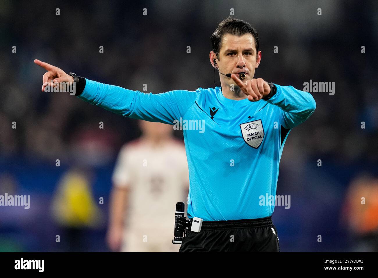 GELSENKIRCHEN, DEUTSCHLAND - 10. DEZEMBER: Schiedsrichter Umut Meler gibt beim Spiel der UEFA Champions League 2024/25 Phase MD6 zwischen dem FC Shakhtar Donetsk und dem FC Bayern München in der Arena AufSchalke am 10. Dezember 2024 in Gelsenkirchen. (Foto: Rene Nijhuis/MB Media) Stockfoto