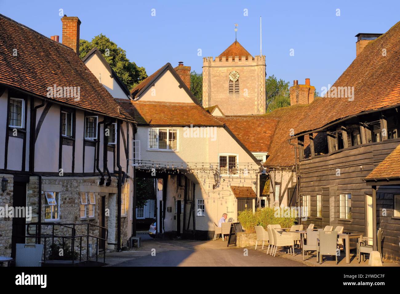 Dorchester: Abbey Tower und das George Hotel an der High Street glühendes Gold kurz vor Sonnenuntergang, Dorchester an der Themse, Oxfordshire, England, Großbritannien Stockfoto