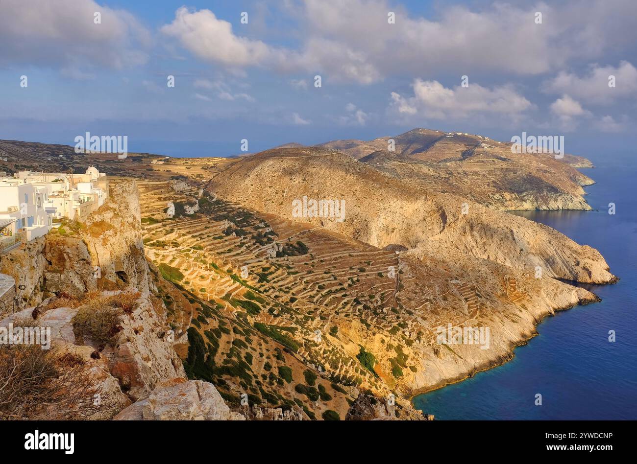 Folegandros: Erhöhter Blick auf Chora Stadt, Klippen, alte Terrassenhänge und das Meer kurz nach Sonnenaufgang auf Folegandros Insel, Kykladen, Griechenland Stockfoto