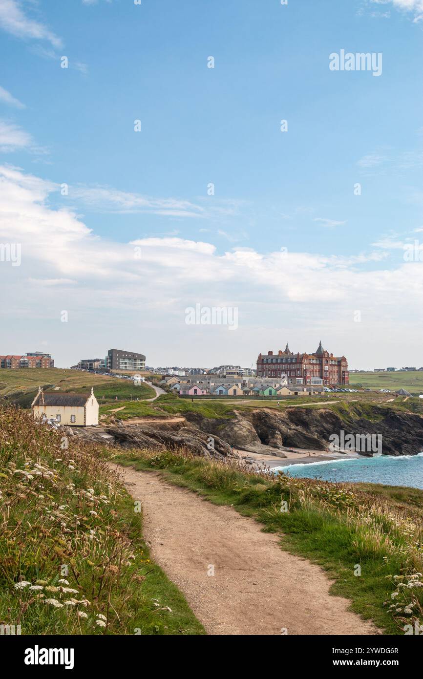 Außenansicht des Headland Hotels mit Blick auf Little Fistral Beach vom South West Coast Path in der Nähe von Newquay, Cornwall, Großbritannien Stockfoto