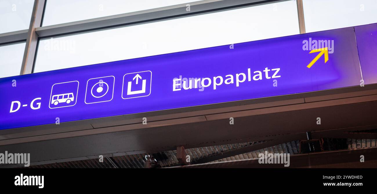 Schilder oder Schilder führen aus dem Graz Bahnhof in Richtung Busbahnhof am Europaplatz, gleich nebenan. Stockfoto