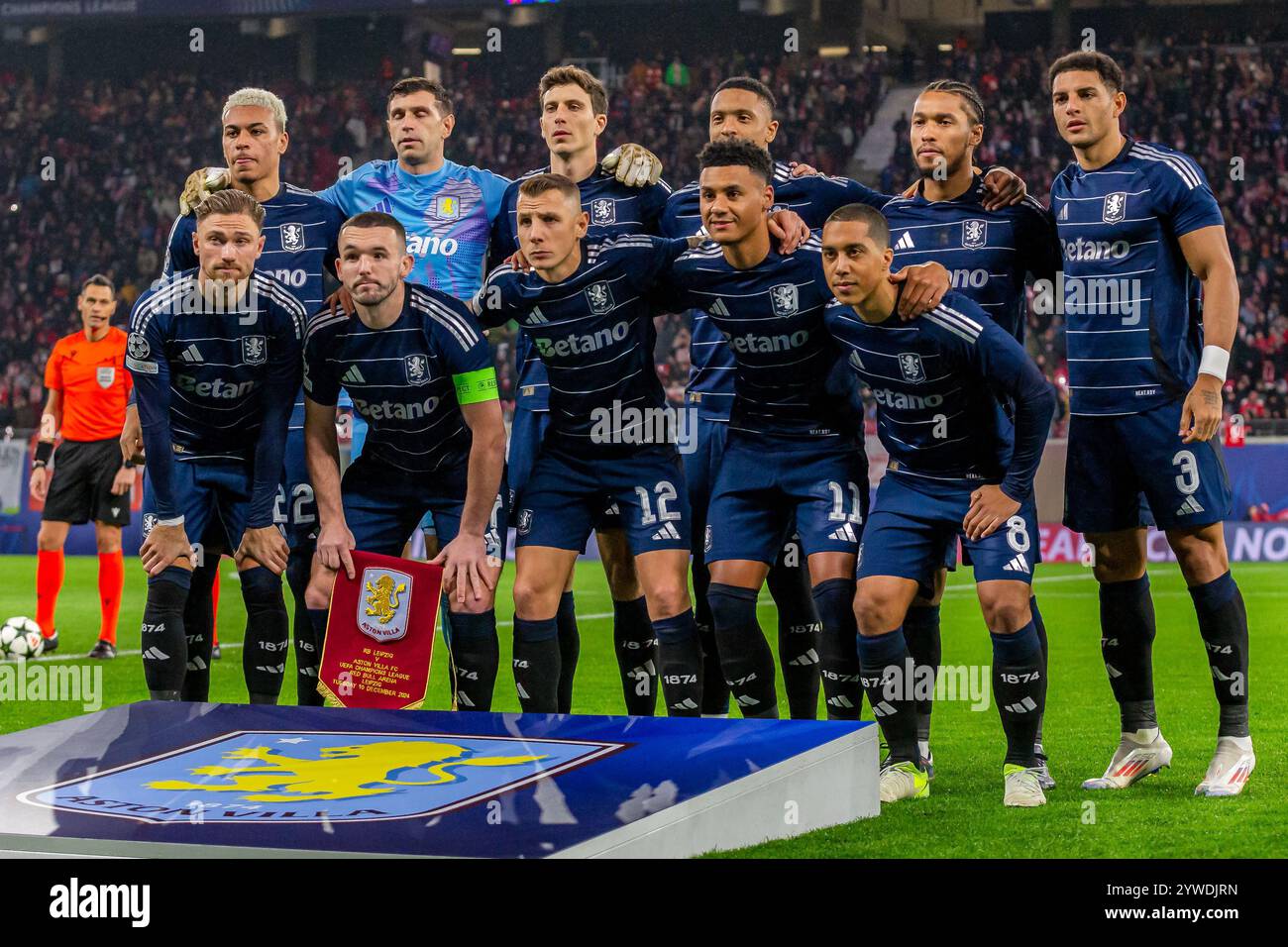 Leipzig, Deutschland. Dezember 2024. Das Startelf von Aston Villa für das UEFA Champions League Spiel zwischen RB Leipzig und Aston Villa in der Red Bull Arena in Leipzig. Quelle: Gonzales Photo/Alamy Live News Stockfoto