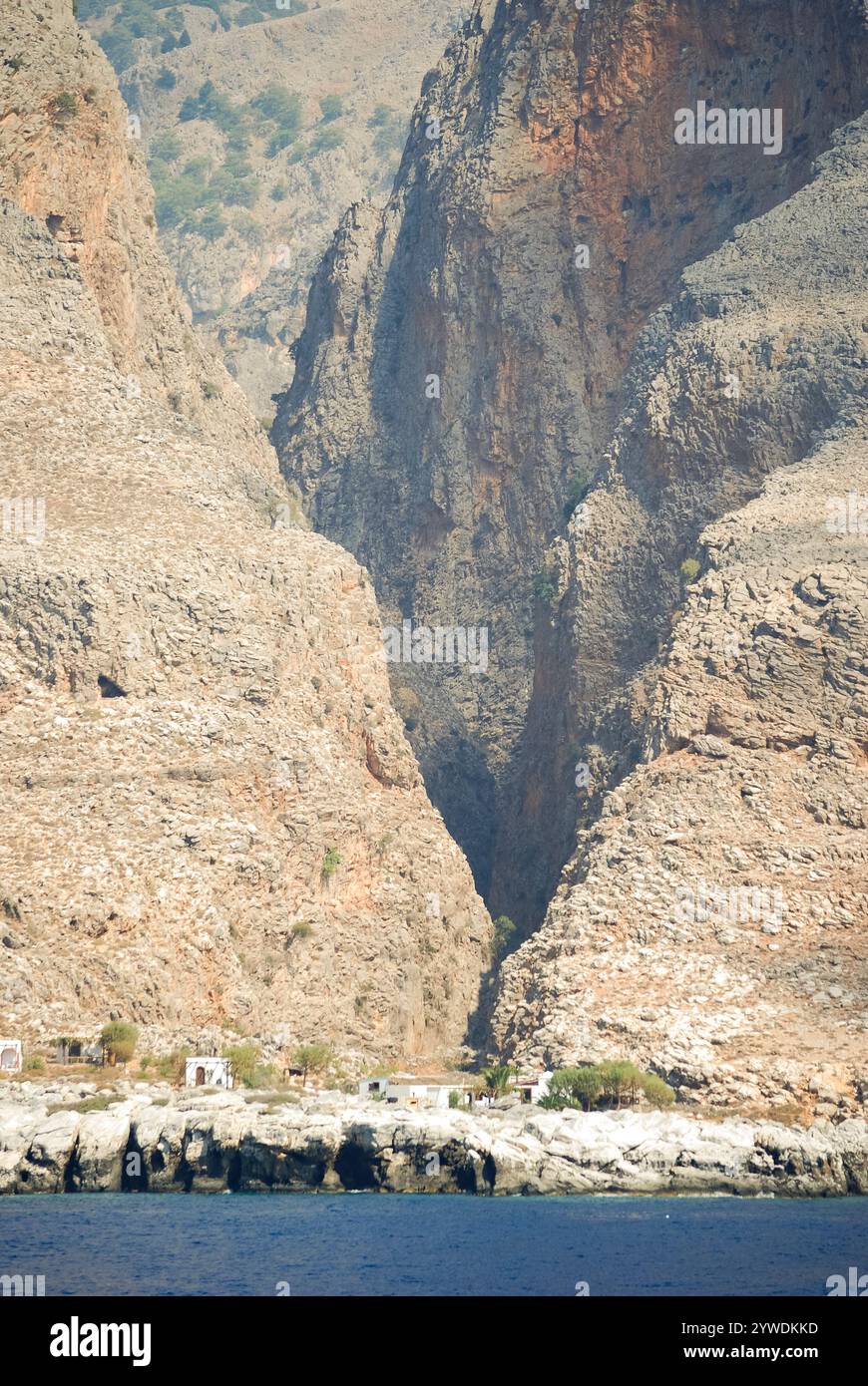 Tiefe Schlucht in Felsen in der Nähe der Samaria Schlucht, Südwesten Kretas, Griechenland Stockfoto