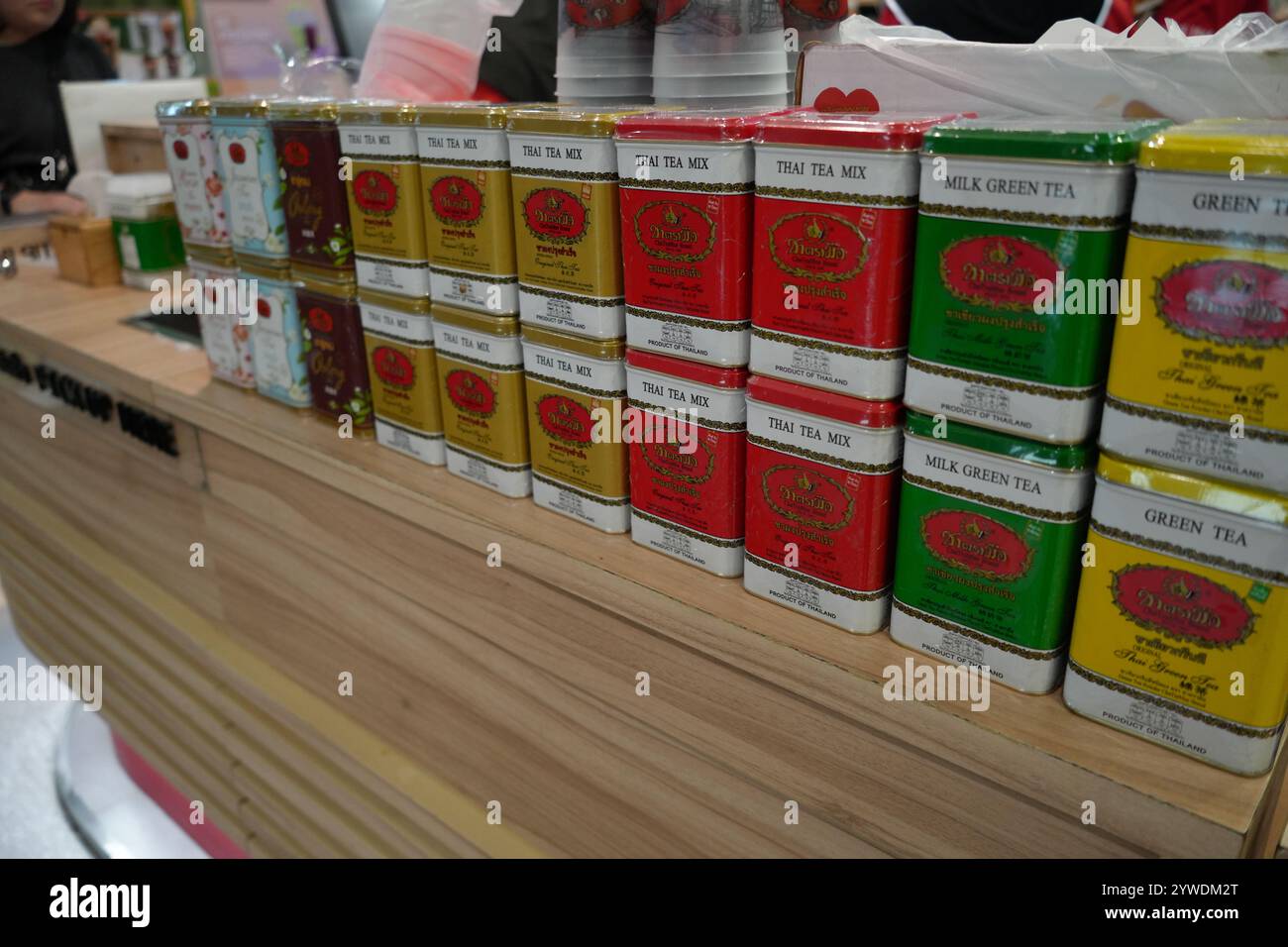 Bangkok, Thailand, 21. November 2024: ChaTraMue Tea Brand aus Thailand, Auswahl an thailändischen Teeboxen im Regal. Große Auswahl an thailändischem Tee im Cha Tra Mue St Stockfoto