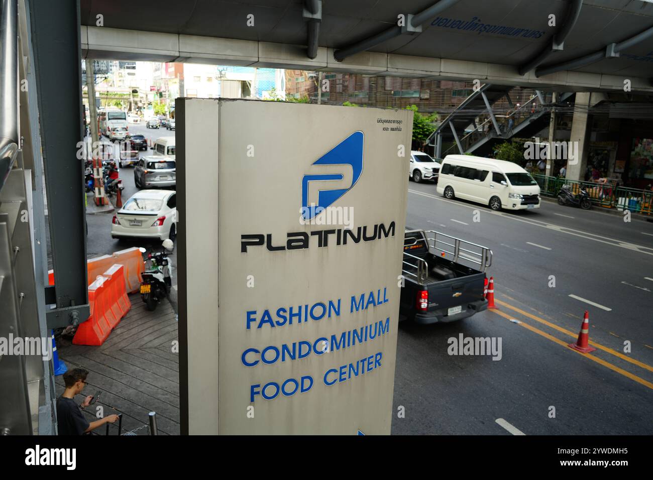 Bangkok, Thailand, 21. November 2024: Platinum Fashion Mall, Condominium und Food Center Schild Stockfoto