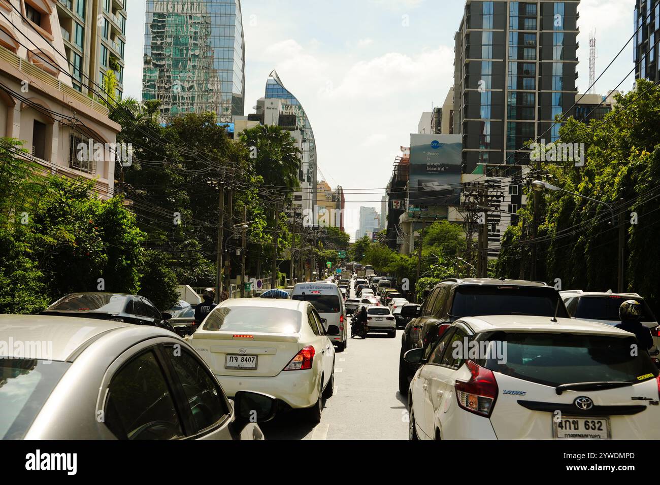Bangkok, Thailand, 21. November 2024: Stau am Morgen auf der Straße in der Innenstadt von Bangkok, Thailand Stockfoto