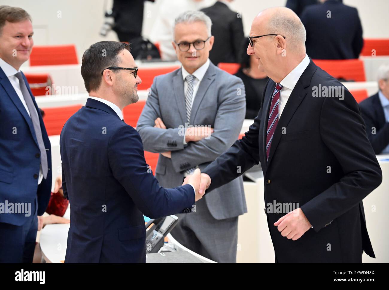 Potsdam, Deutschland. Dezember 2024. Der brandenburgische Ministerpräsident Dietmar Woidke (M, r) wird vor Beginn der Plenartagung im brandenburgischen landtag von Jan Redmann (CDU), Vorsitzender der brandenburgischen Fraktion, begrüßt. Deutschlands erste Regierungskoalition zwischen SPD und Sahra Wagenknecht-Allianz (BSW) soll am Mittwoch in Brandenburg ihre Arbeit aufnehmen. Quelle: Sebastian Christoph Gollnow/dpa/Alamy Live News Stockfoto