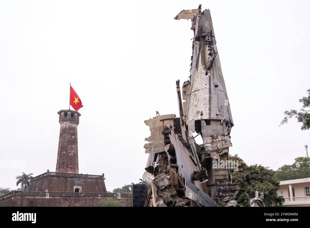 Vietnam, Hanoi, 2024-02-07, Musee de l’histoire militaire du Vietnam, Museum für vietnamesische Militärgeschichte, Vietnamkrieg, Ba Dinh, Skulptur, US-Flugzeug Stockfoto