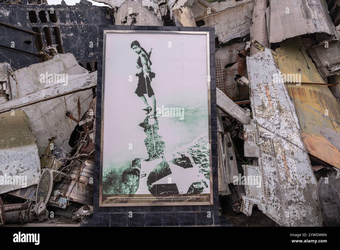 Vietnam, Hanoi, 2024-02-07, Musee de l’histoire militaire du Vietnam, Museum für vietnamesische Militärgeschichte, Vietnamkrieg, Ba Dinh, Skulptur, US-Flugzeug Stockfoto