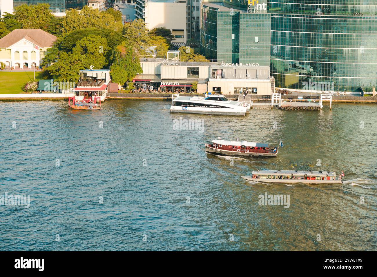 Bangkok, Thailand, 21. November 2024: Bootsfahrt auf dem Fluss Chao Phraya, Bangkok, Thailand. Stadtgebäude von Bangkok. Stockfoto