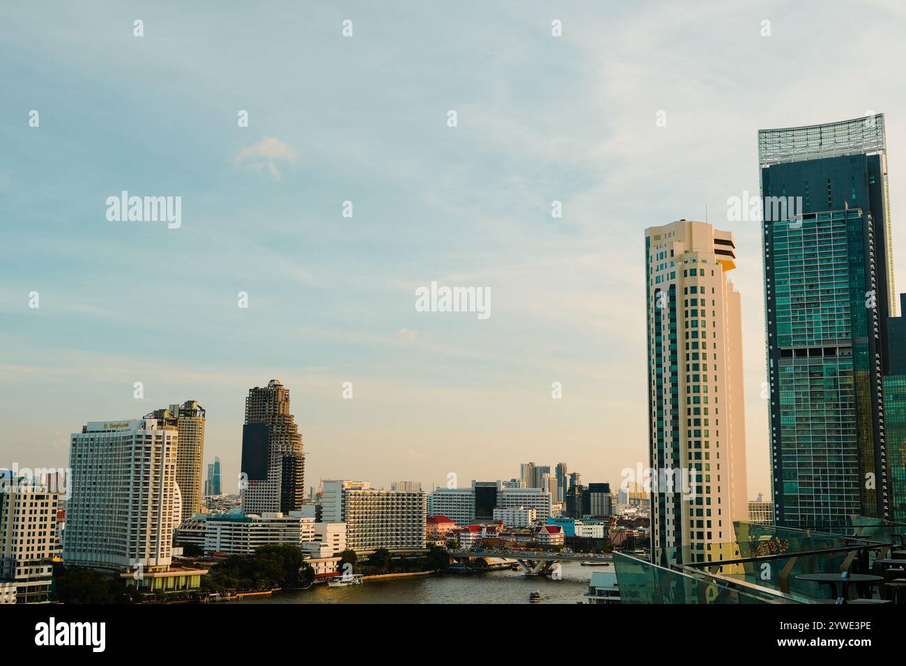 Bangkok, Thailand, 21. November 2024: Blick auf die Metropolstadt bangkok, hohe Gebäudelandschaft und Sehenswürdigkeiten Stockfoto