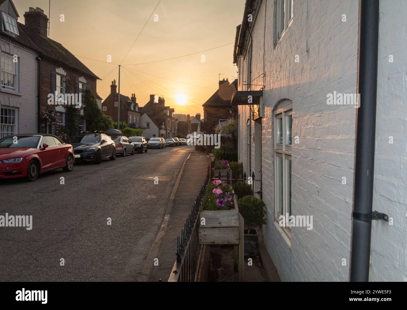 Barrow Street, Much Wenlock, Shropshire, Großbritannien, 20-06-2017. Ein goldener Sommeruntergang im ländlichen Shropshire. Die Straße ist frei an diesem faulen, trüben Tag. Stockfoto