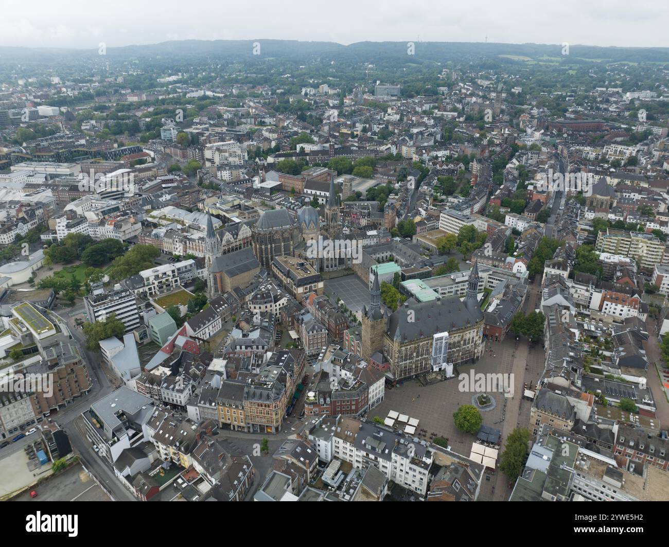 Aachener Dom, Rathaus Aachen in Deutschland. Stadtblick, Drohnenvideo. Aachen, Deutschland. Stockfoto