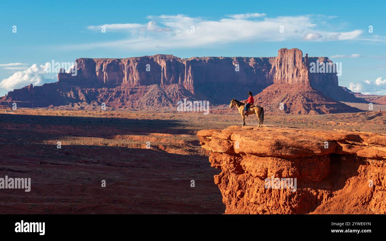 John Fords Aussichtspunkt im Monument Valley Navajo Tribal Park mit einem einheimischen Navajo auf einem Pferd, Arizona, USA. Stockfoto