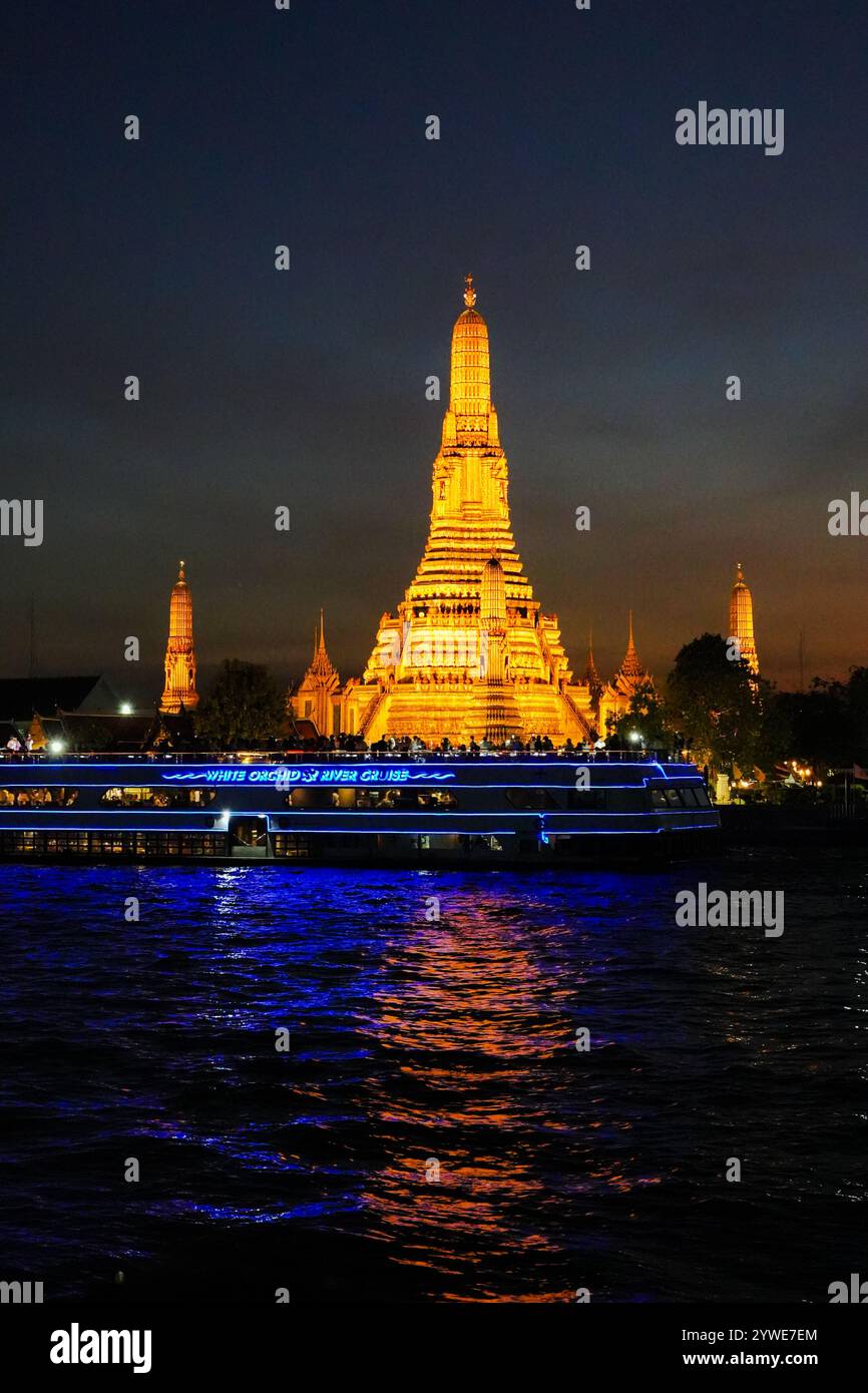 Wat Arun Tempel Bangkok während des Sonnenuntergangs in Thailand. Chao Praya River bei Sonnenuntergang am Flussufer Stockfoto