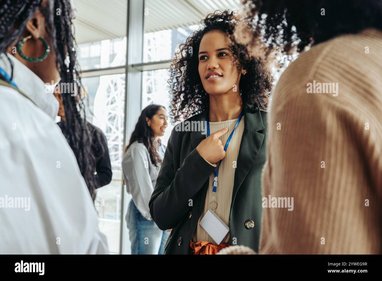 Eine lebendige Konferenzszene, in der verschiedene Fachleute in Interaktion und Austausch eintauchen und Networking und sinnvolle Kommunikation hervorheben. Stockfoto