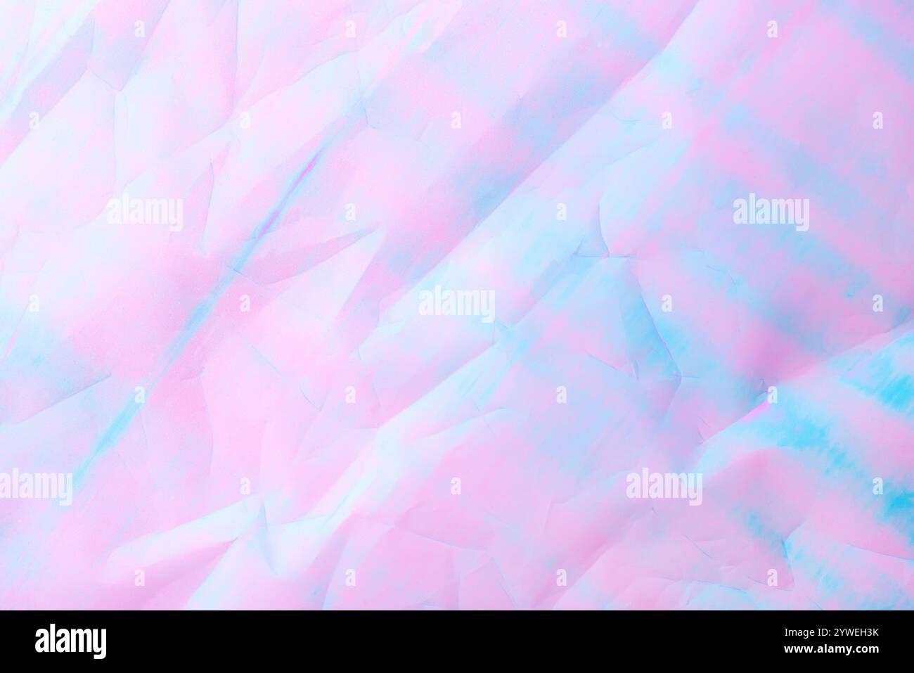 Ein abstrakter Hintergrund mit pastellfarbenen Rosa- und Blautönen mit strukturiertem, zerknittertem Papiereffekt. Stockfoto