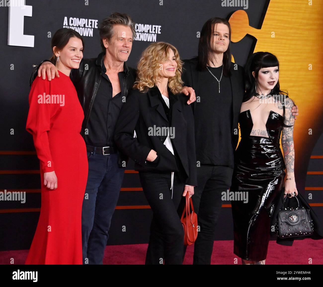 Sosie Bacon, Kevin Bacon, Kyra Sedgwick, Travis Bacon und Angelina Sambrotto (L-R) nehmen am Dienstag, den 10. Dezember 2024, im Dolby Theatre in der Hollywood-Sektion von Los Angeles an der Premiere des biographischen Dramas A Complete Unknown Teil. Handlung: A Complete Unknown spielt in der einflussreichen New Yorker Musikszene der frühen 60er Jahre und folgt dem 19-jährigen Minnesota-Musiker Bob Dylans kometenhaften Aufstieg als Folk-Sänger in Konzerthallen und an die Spitze der Charts. Seine Songs und Mystik wurden zu einer weltweiten Sensation und gipfelten in seiner bahnbrechenden E-Rock-Roll-Performance im Newpor Stockfoto
