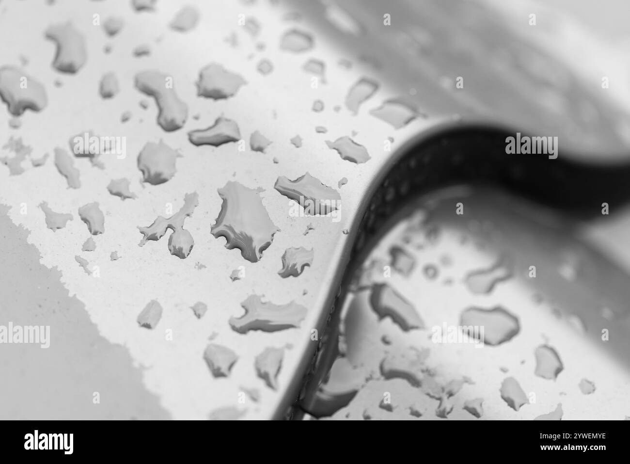 Glänzendes Metallfliesendach mit Regentropfen, Hintergrundfotostruktur aus Nahaufnahme Stockfoto