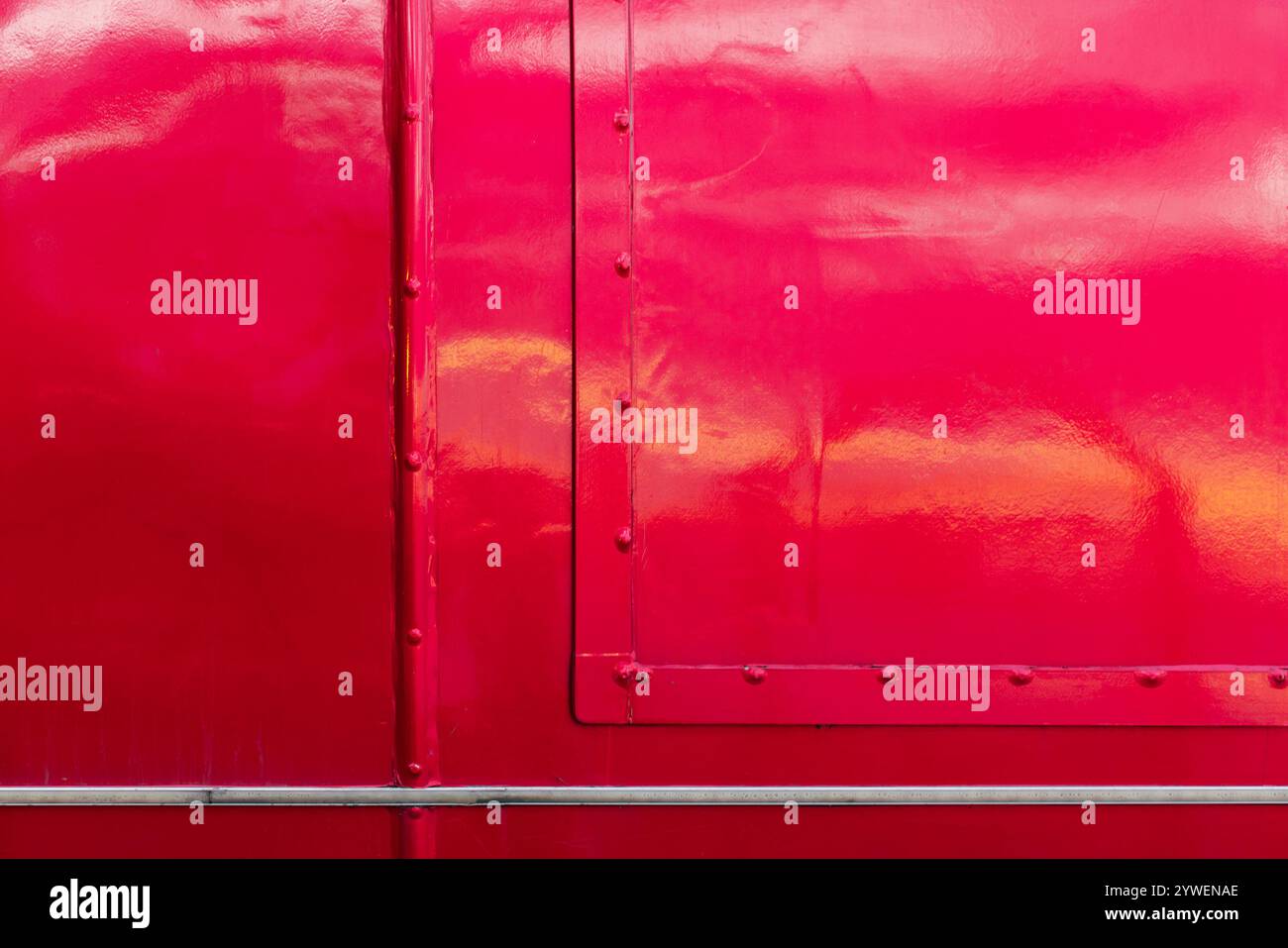 Glänzend roter Rumpf mit Nieten, Hintergrundfotostruktur Stockfoto