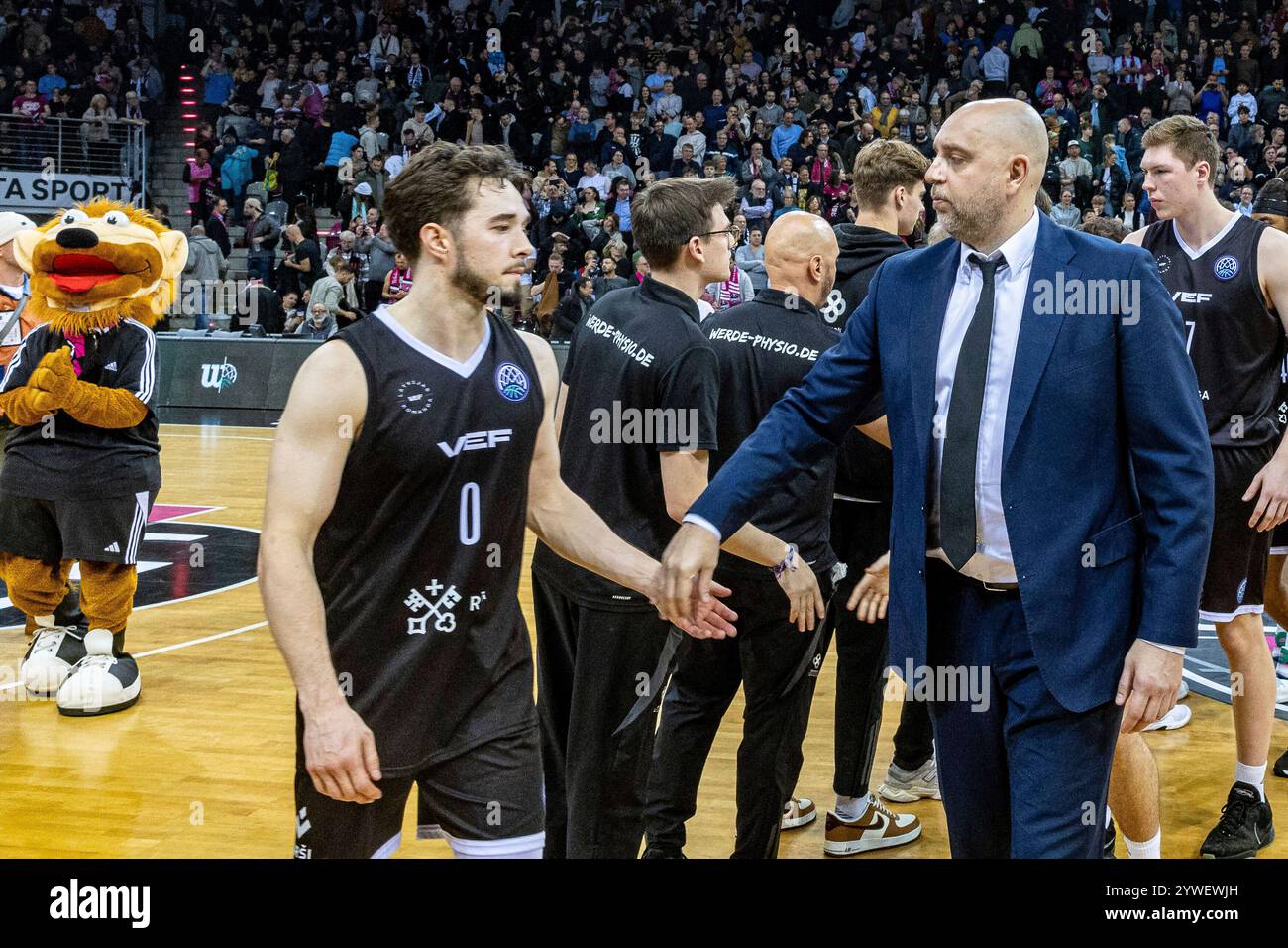 Bonn, Deutschland. Dezember 2024. Enttaeuschte Gesichter bei den Spielern von VEF Riga Telekom Baskets Bonn vs. VEF Riga, Basketball, Champions League (BCL), 5. Spieltag Gruppenrunde, Gruppe E, 2024/2025, 10.12.2024 Foto: Eibner-Pressefoto/Gerhard Wingender Credit: dpa/Alamy Live News Stockfoto