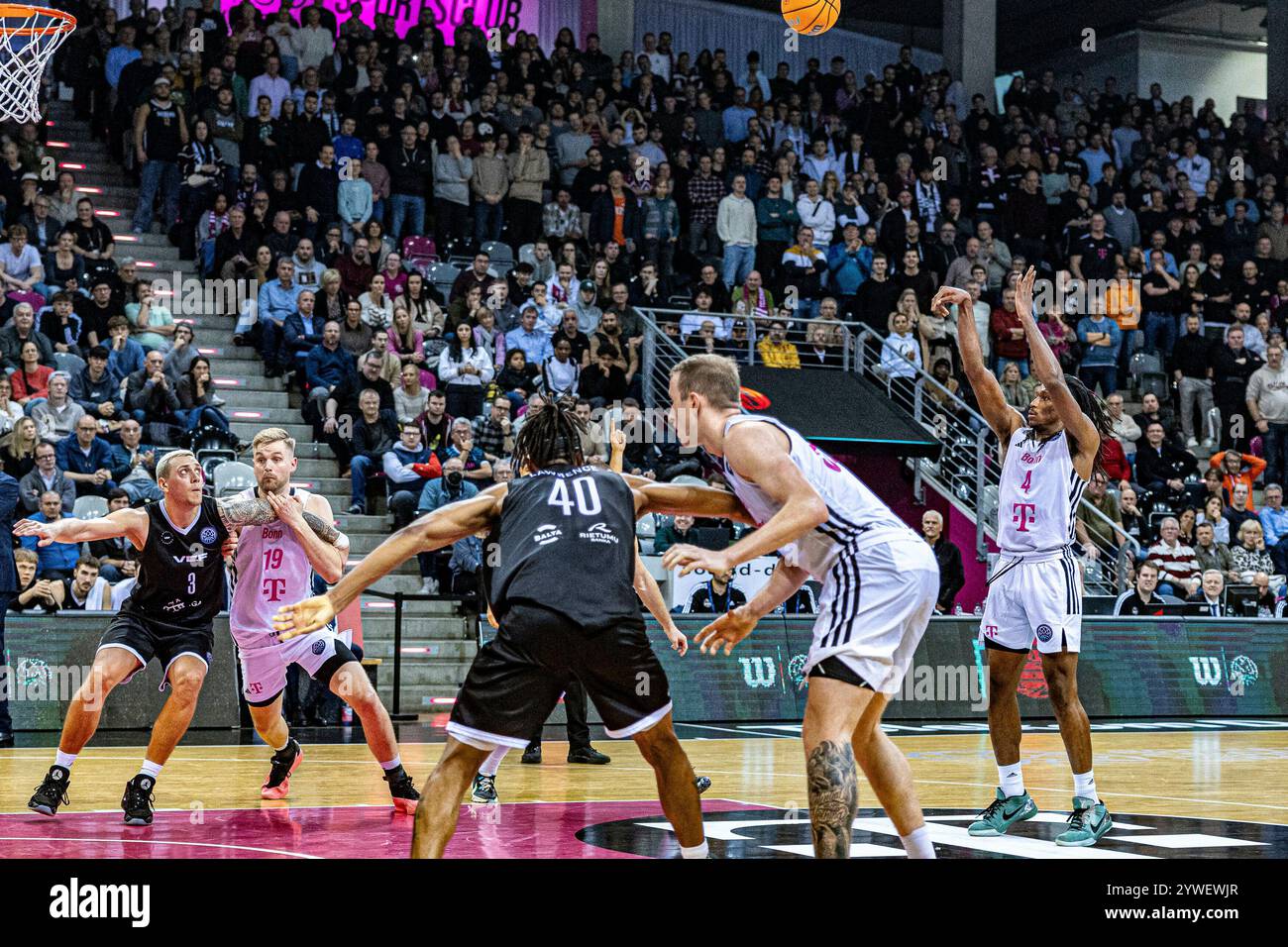 Bonn, Deutschland. Dezember 2024. Phlandrous Fleming Jr. (Telekom Baskets Bonn, #04) beim Freiwurf, Till Pape (Telekom Baskets Bonn, #19), Thomas Kennedy (Telekom Baskets Bonn, #54), Jaquan Lawrence (VEF Riga, #40), Maris Gulbis (VEF Riga, #13) Telekom Baskets Bonn vs. VEF Riga, Basketball, Champions League (BCL), 5. Spieltag Gruppenrunde, Gruppe E, 2024/2025, 10.12.2024 Foto: Eibner-Pressefoto/Gerhard Wingender Credit: dpa/Alamy Live News Stockfoto