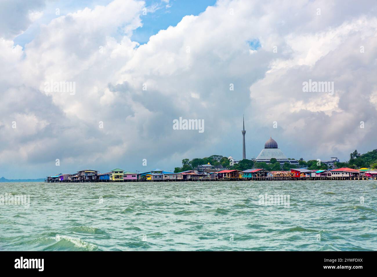 Bunte schwimmende Häuser mit Sandakan Moschee in Sandakan, Borneo, Malaysia Stockfoto