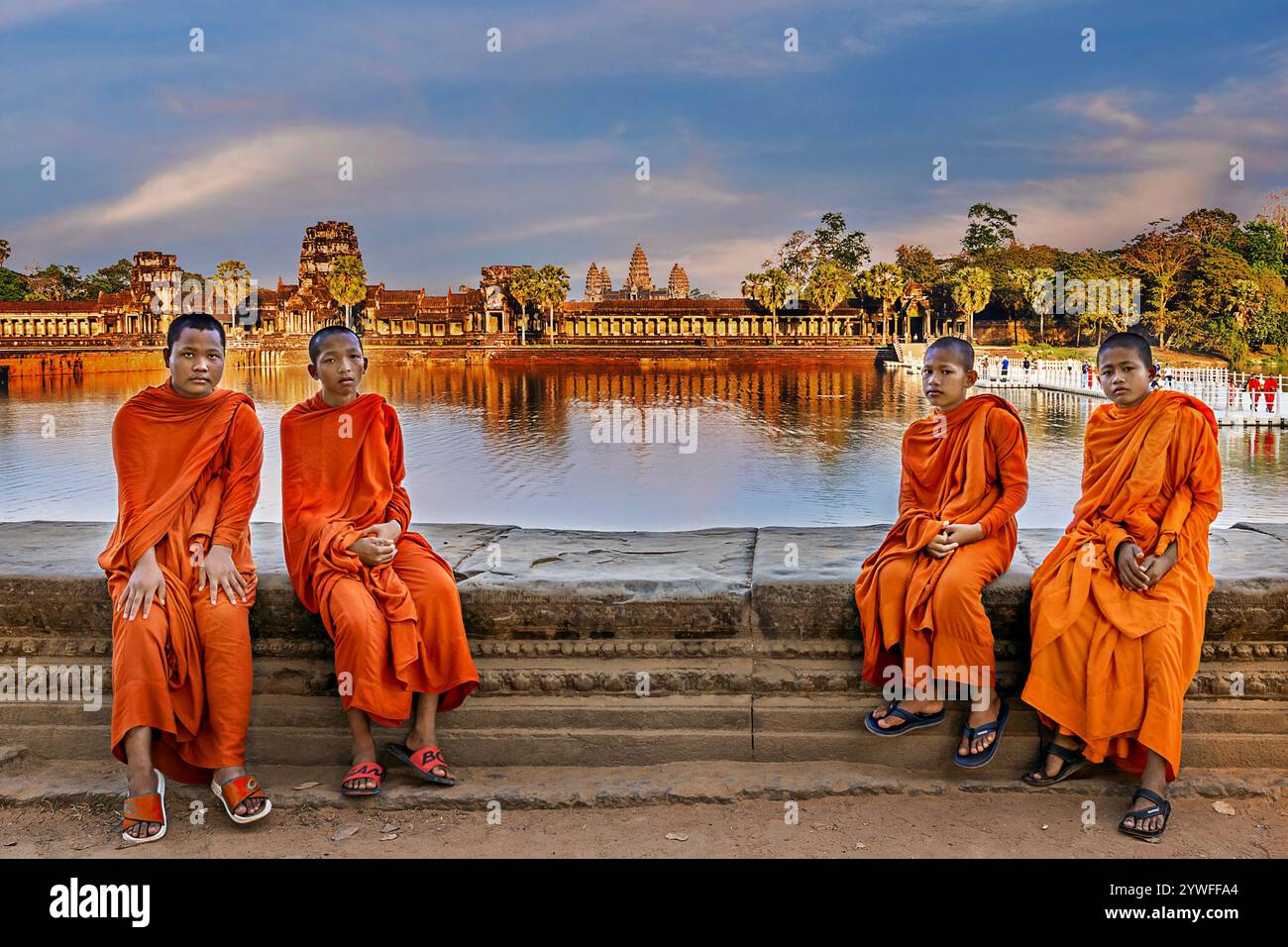 Junge Mönche mit dem Tempel Angkor Wat im Hintergrund in Siem Reap, Kambodscha Stockfoto