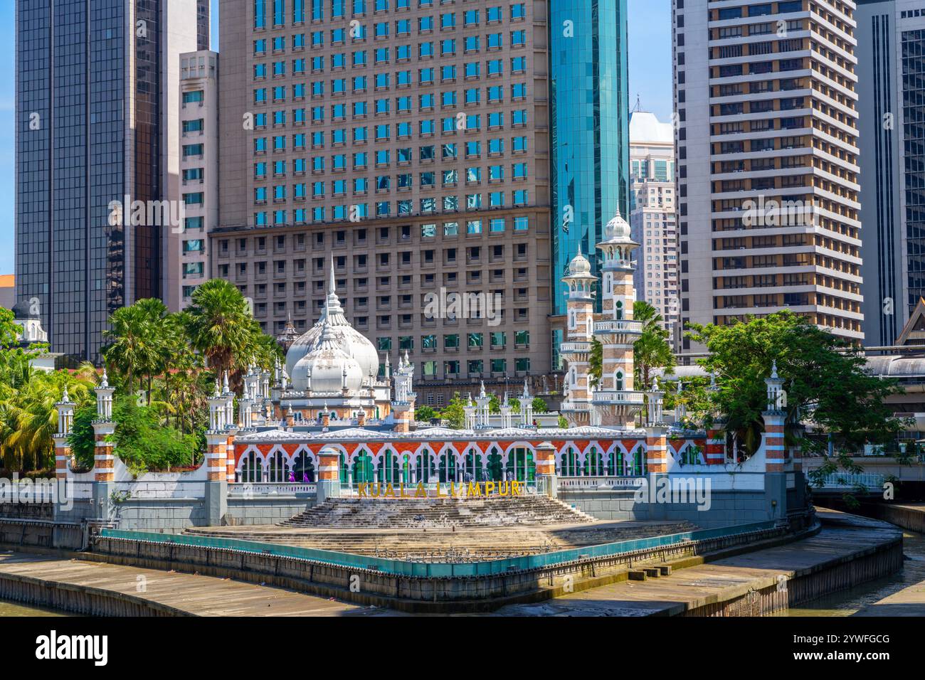 Hochhäuser mit Masjid Jamek Moschee in Kuala Lumpur, Malaysia Stockfoto