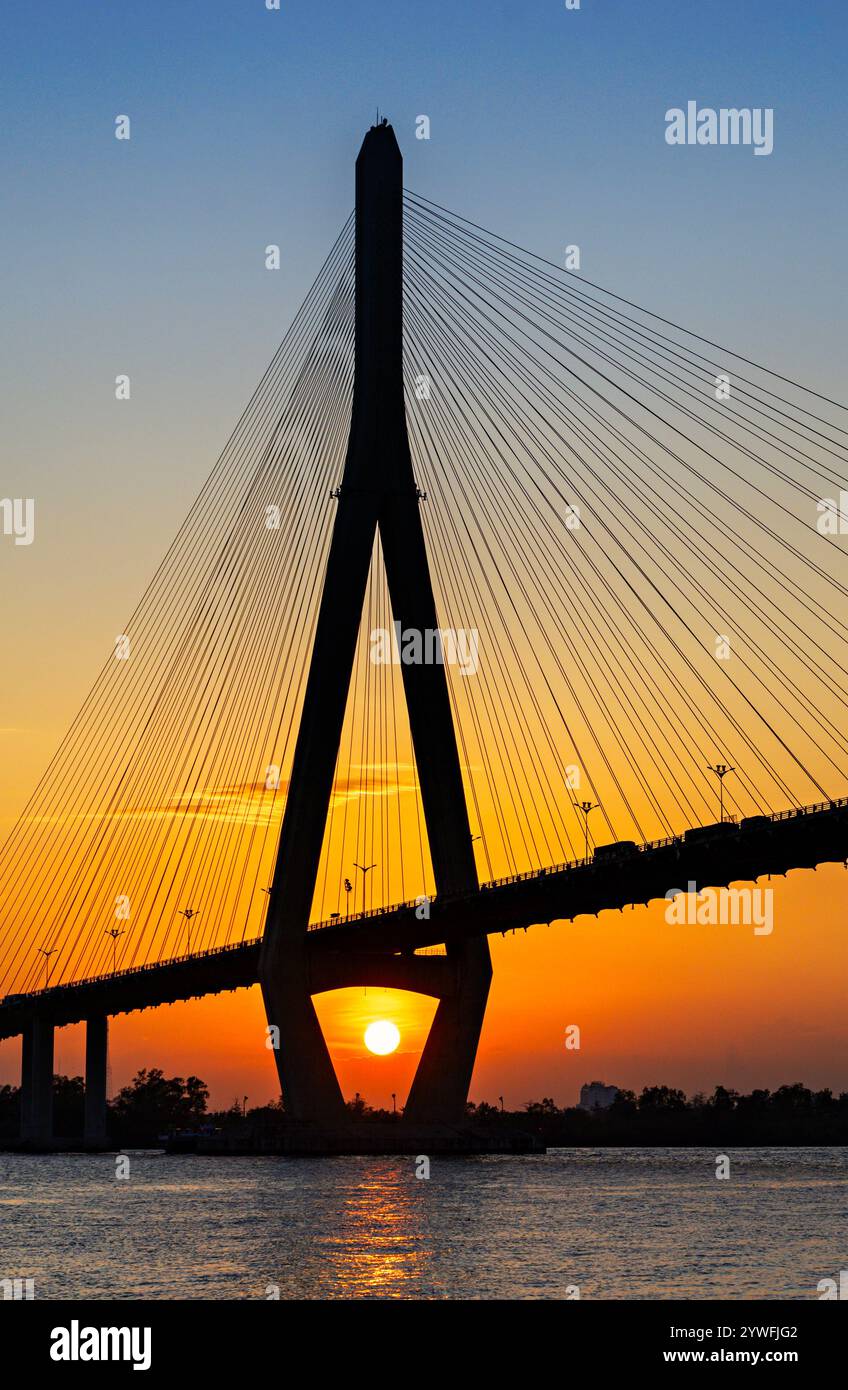 Turm der Can Tho Brücke bei Sonnenuntergang in der Stadt Can Tho, Vietnam Stockfoto